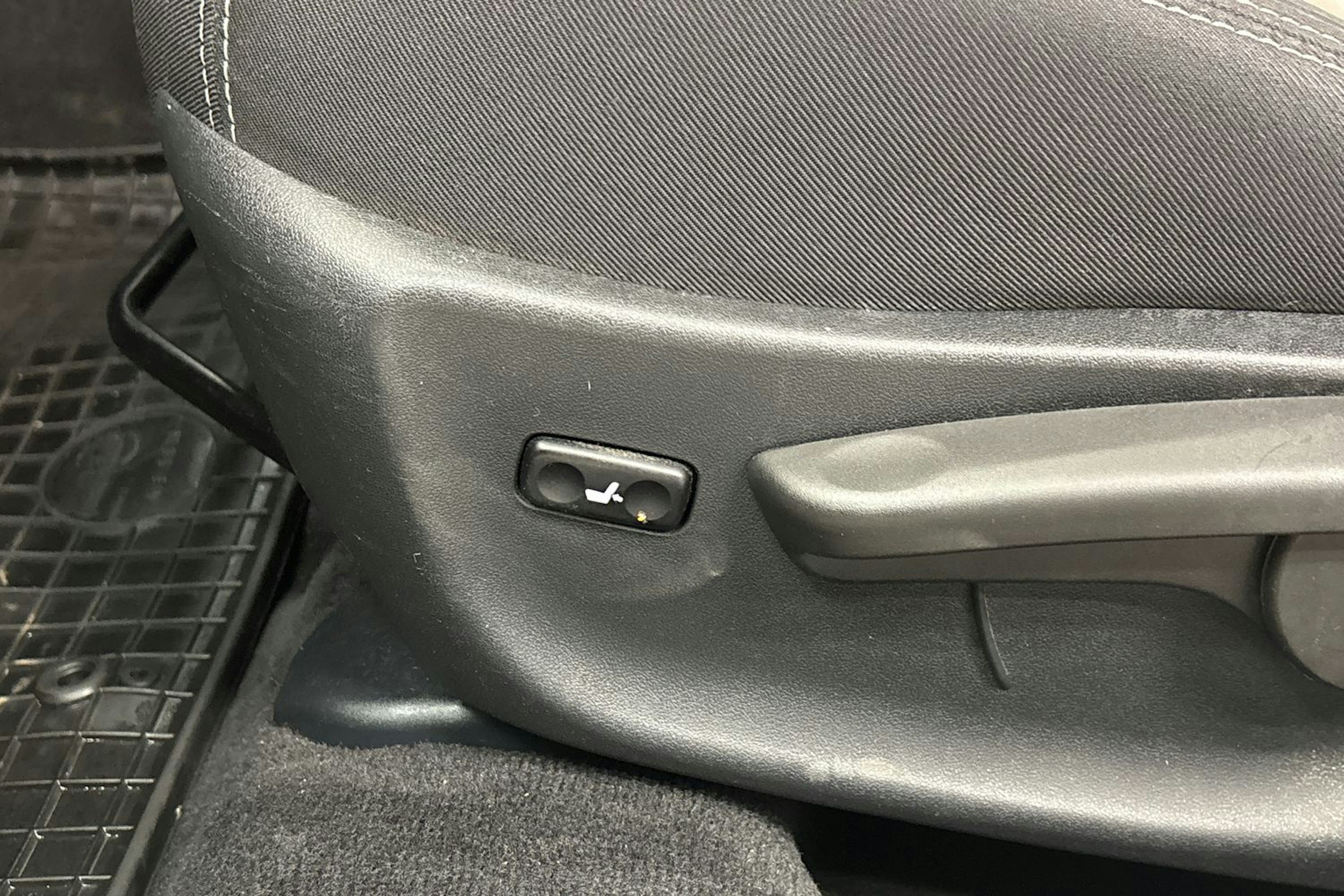 valkoinen Toyota Avensis 2018 kuva 19.