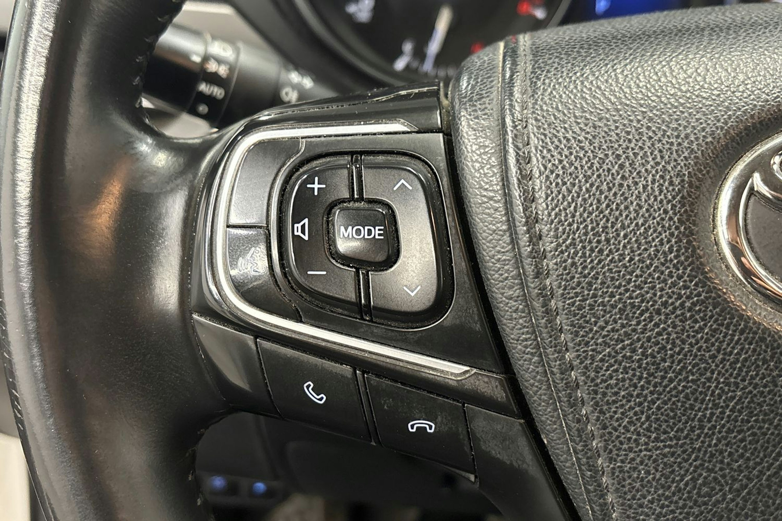 valkoinen Toyota Avensis 2018 kuva 21.