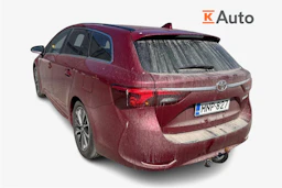 punainen Toyota Avensis 2018 kuva 2.