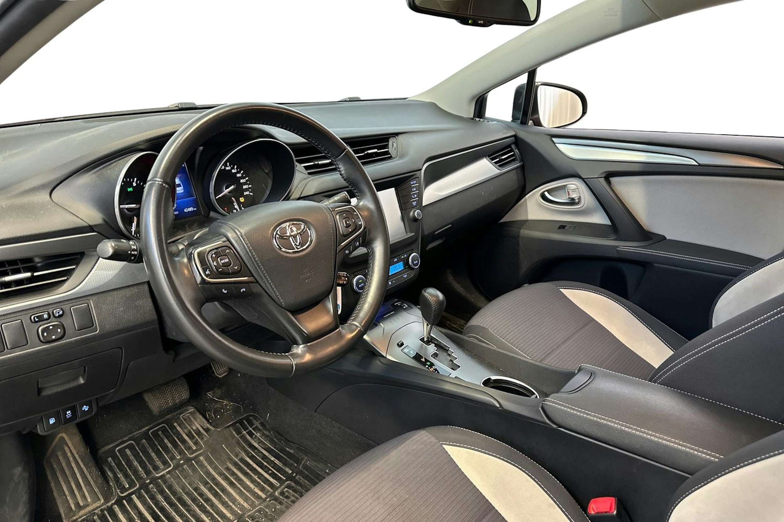 punainen Toyota Avensis 2018 kuva 3.
