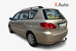 Keltainen Toyota Avensis Verso 2003 kuva 2.