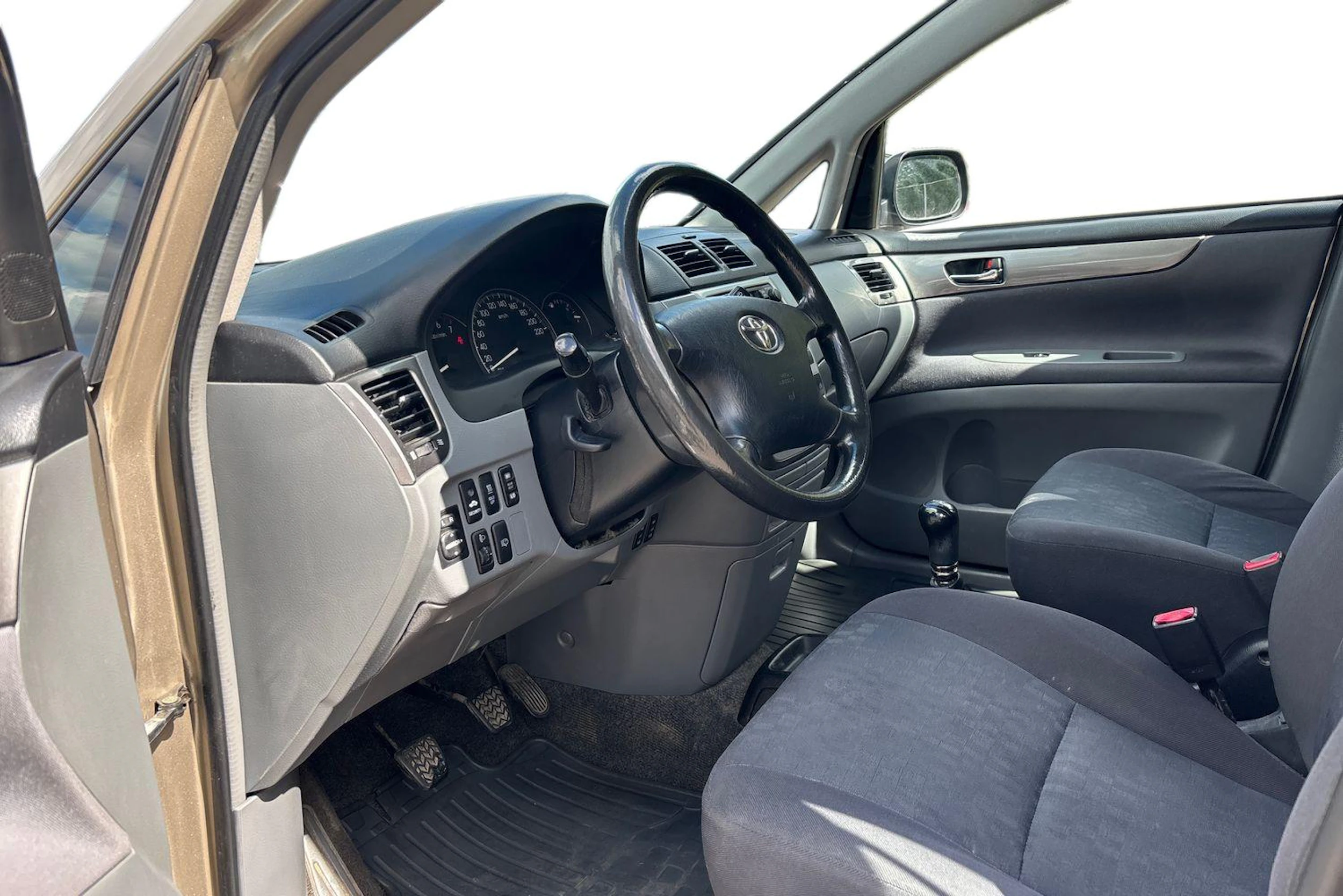 Keltainen Toyota Avensis Verso 2003 kuva 6.
