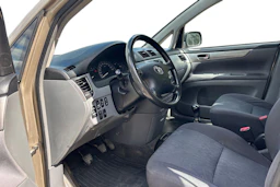 Keltainen Toyota Avensis Verso 2003 kuva 6.