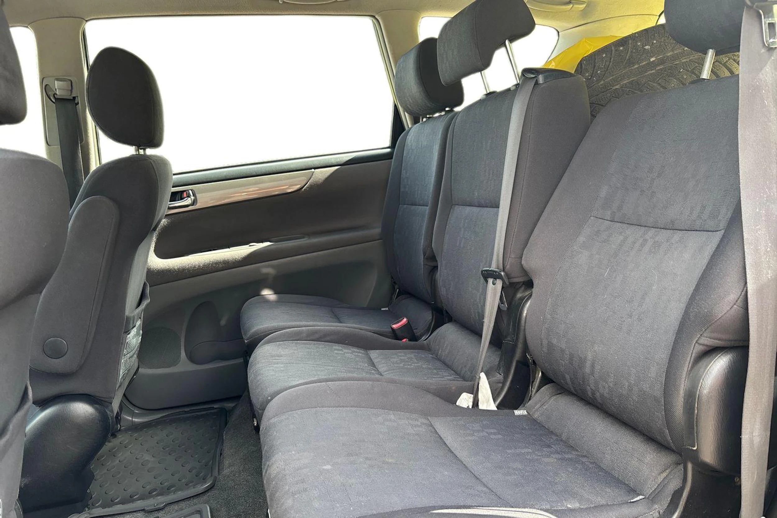 Keltainen Toyota Avensis Verso 2003 kuva 8.