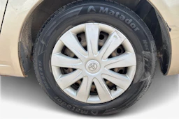 Keltainen Toyota Avensis Verso 2003 kuva 9.