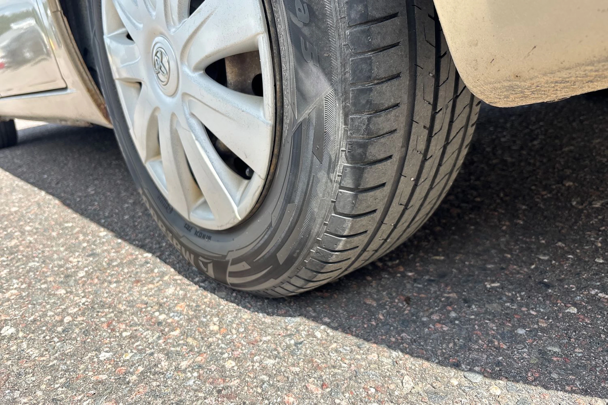 Keltainen Toyota Avensis Verso 2003 kuva 10.