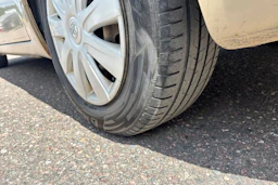 Keltainen Toyota Avensis Verso 2003 kuva 10.