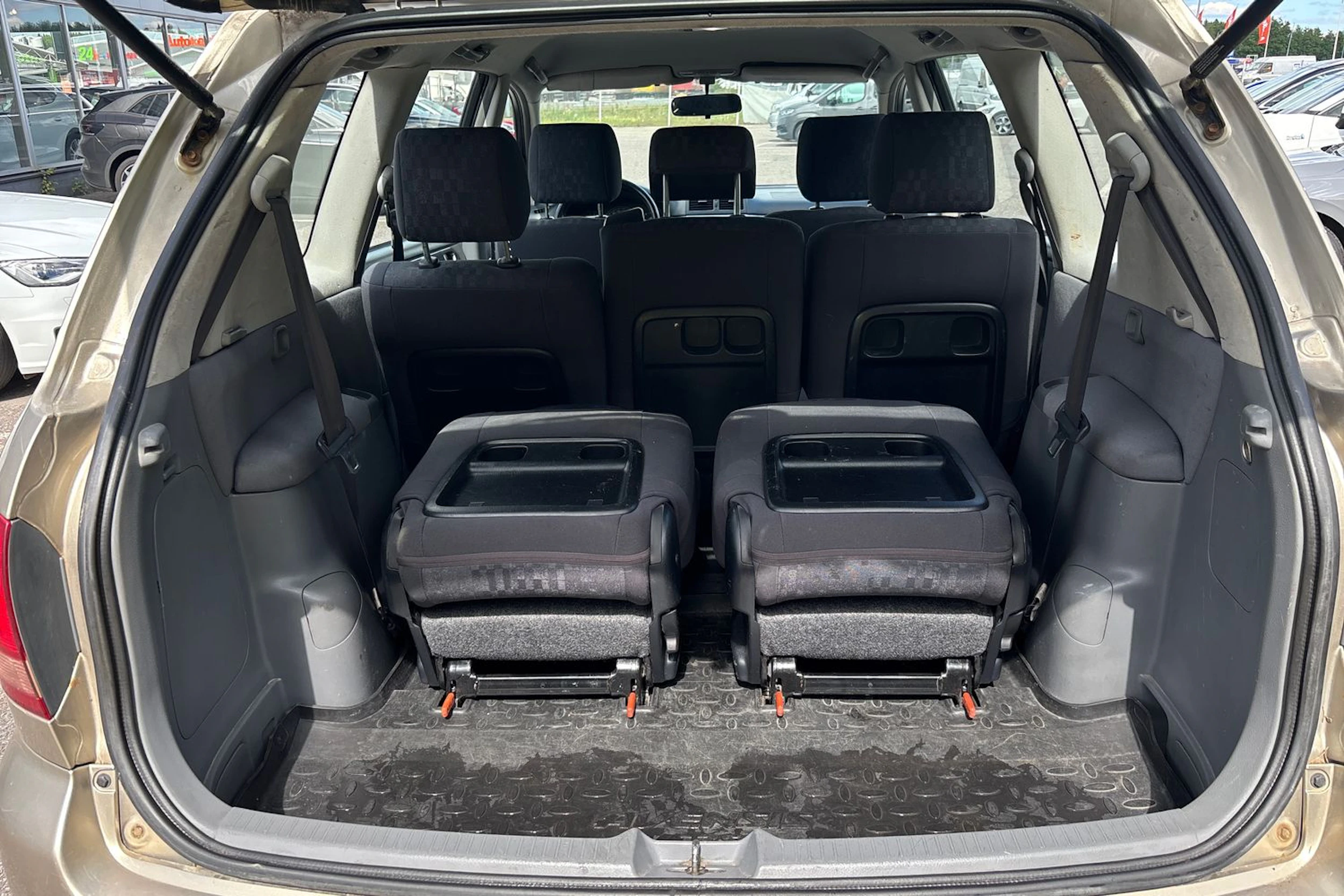 Keltainen Toyota Avensis Verso 2003 kuva 12.
