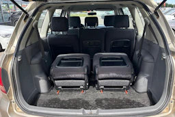 Keltainen Toyota Avensis Verso 2003 kuva 12.