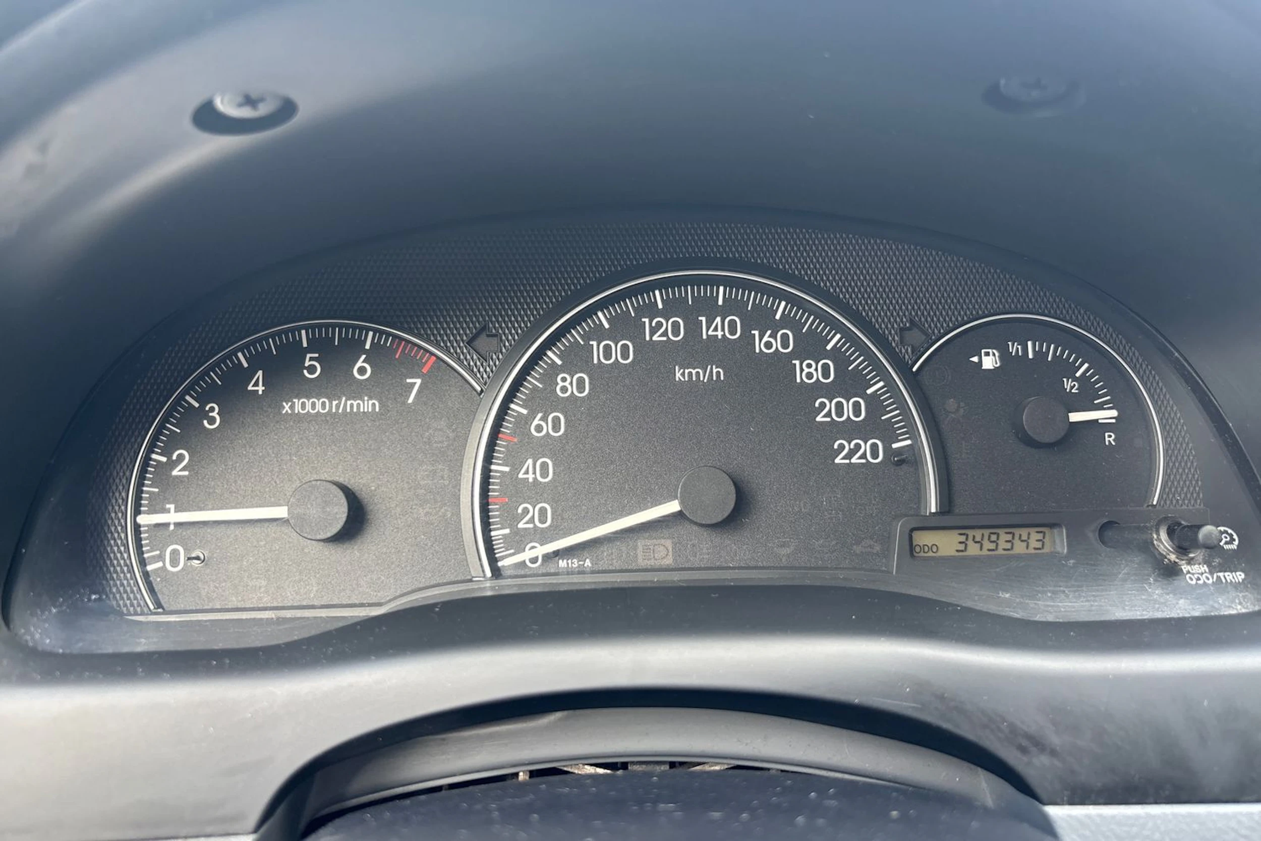 Keltainen Toyota Avensis Verso 2003 kuva 15.