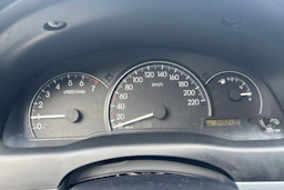 Keltainen Toyota Avensis Verso 2003 kuva 15.