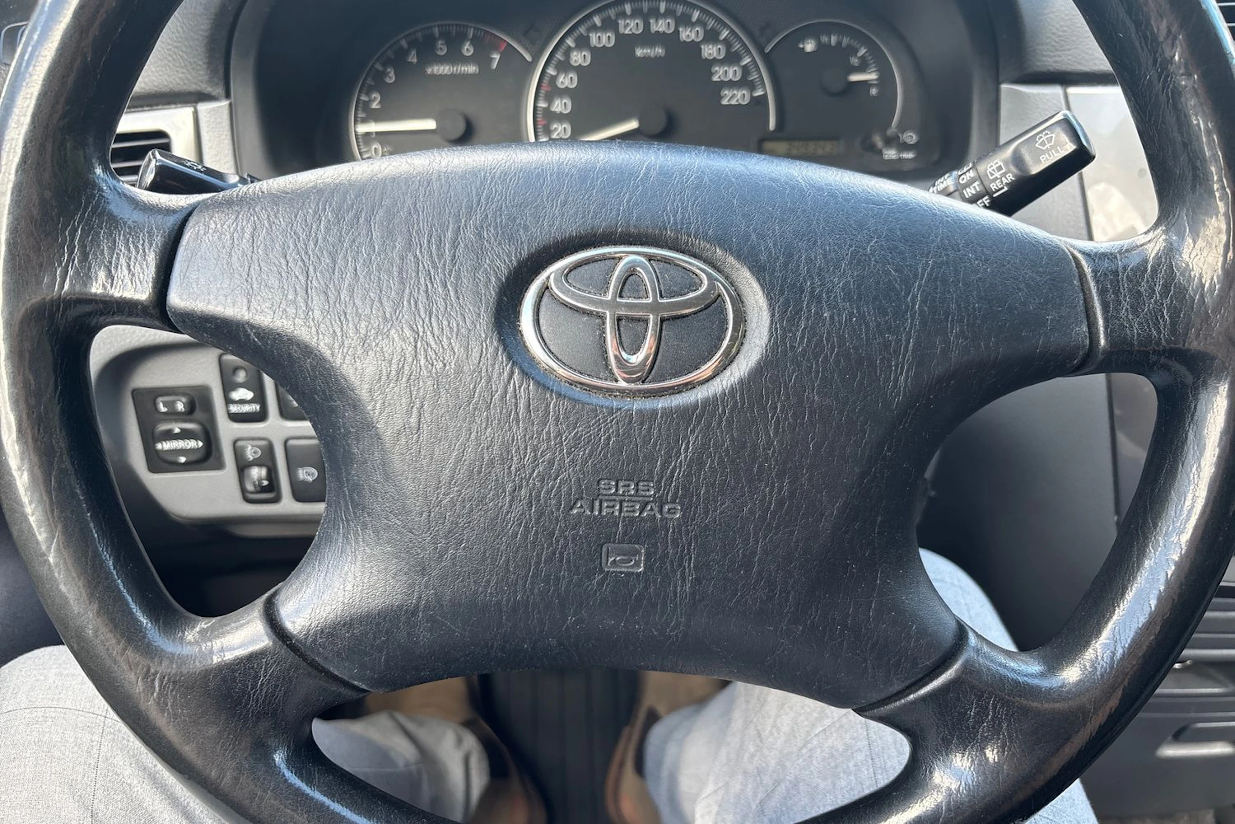 Keltainen Toyota Avensis Verso 2003 kuva 16.