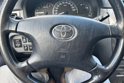 Keltainen Toyota Avensis Verso 2003 kuva 16.