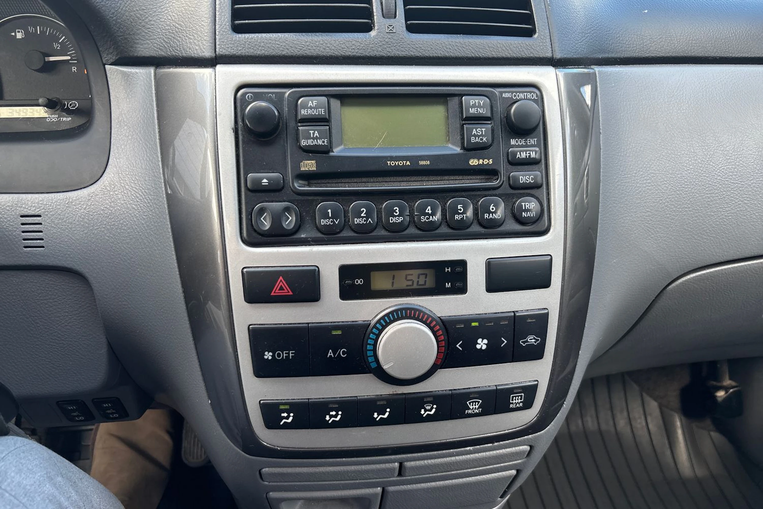 Keltainen Toyota Avensis Verso 2003 kuva 17.