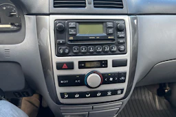 Keltainen Toyota Avensis Verso 2003 kuva 17.