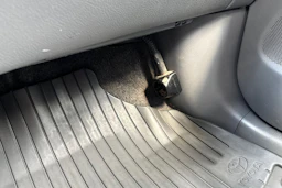 Keltainen Toyota Avensis Verso 2003 kuva 18.
