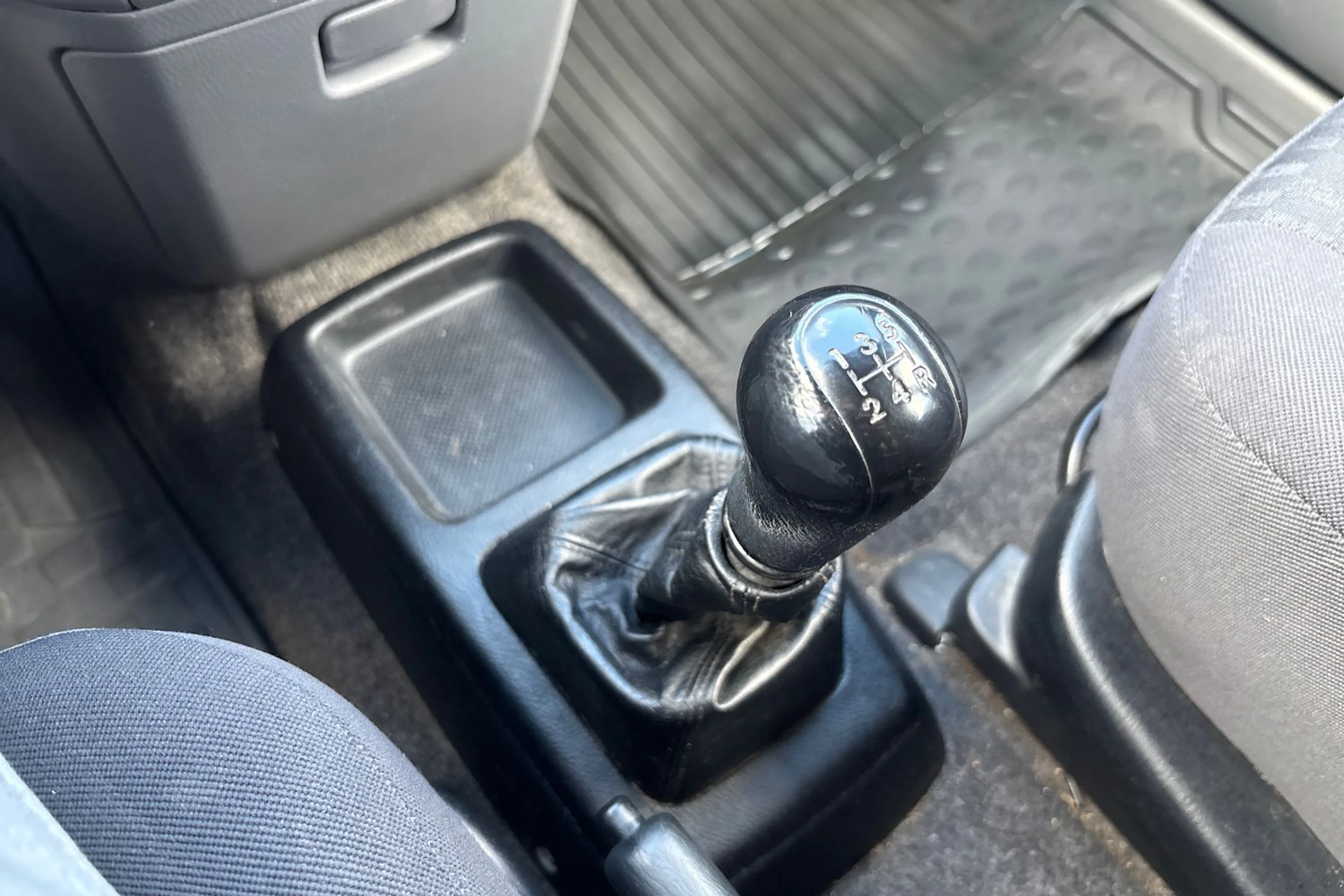 Keltainen Toyota Avensis Verso 2003 kuva 19.