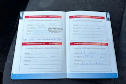 Keltainen Toyota Avensis Verso 2003 kuva 22.