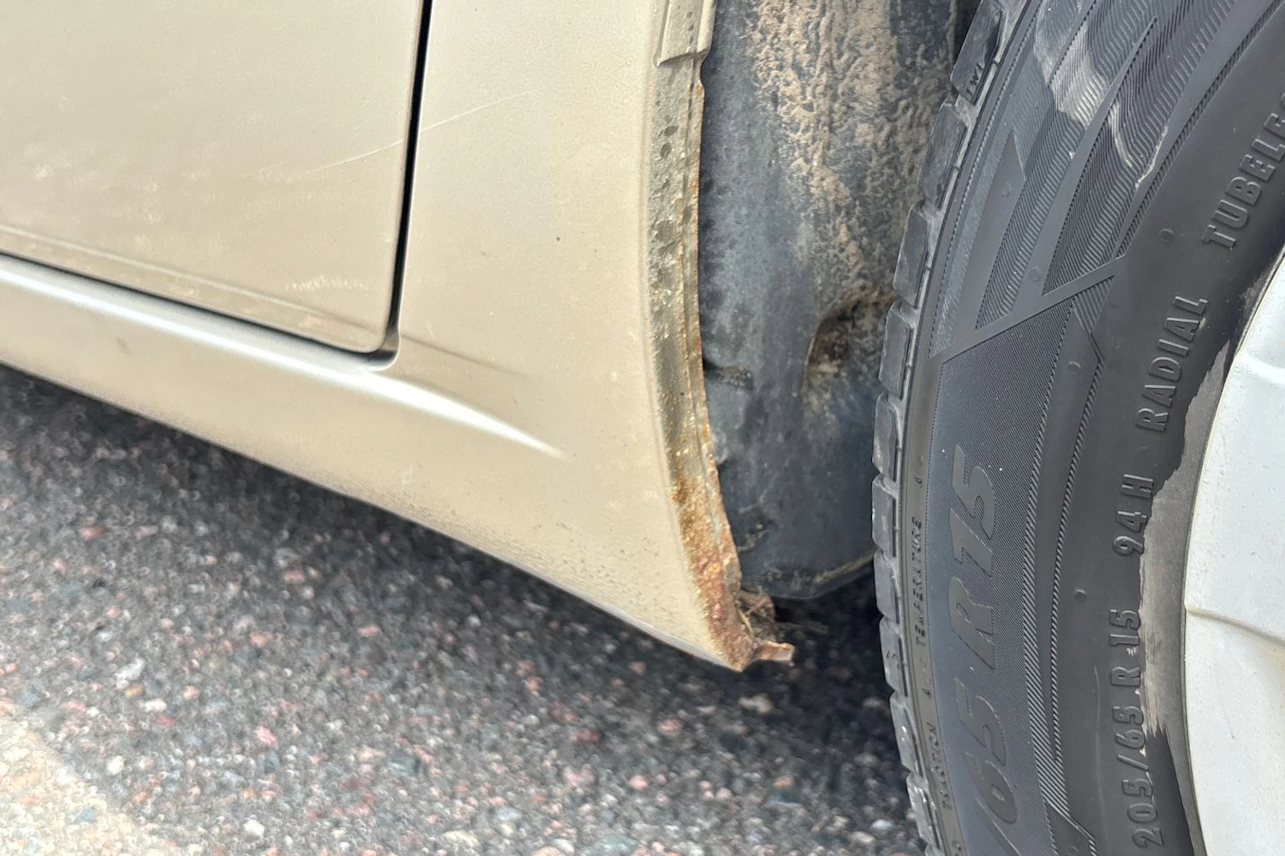 Keltainen Toyota Avensis Verso 2003 kuva 26.