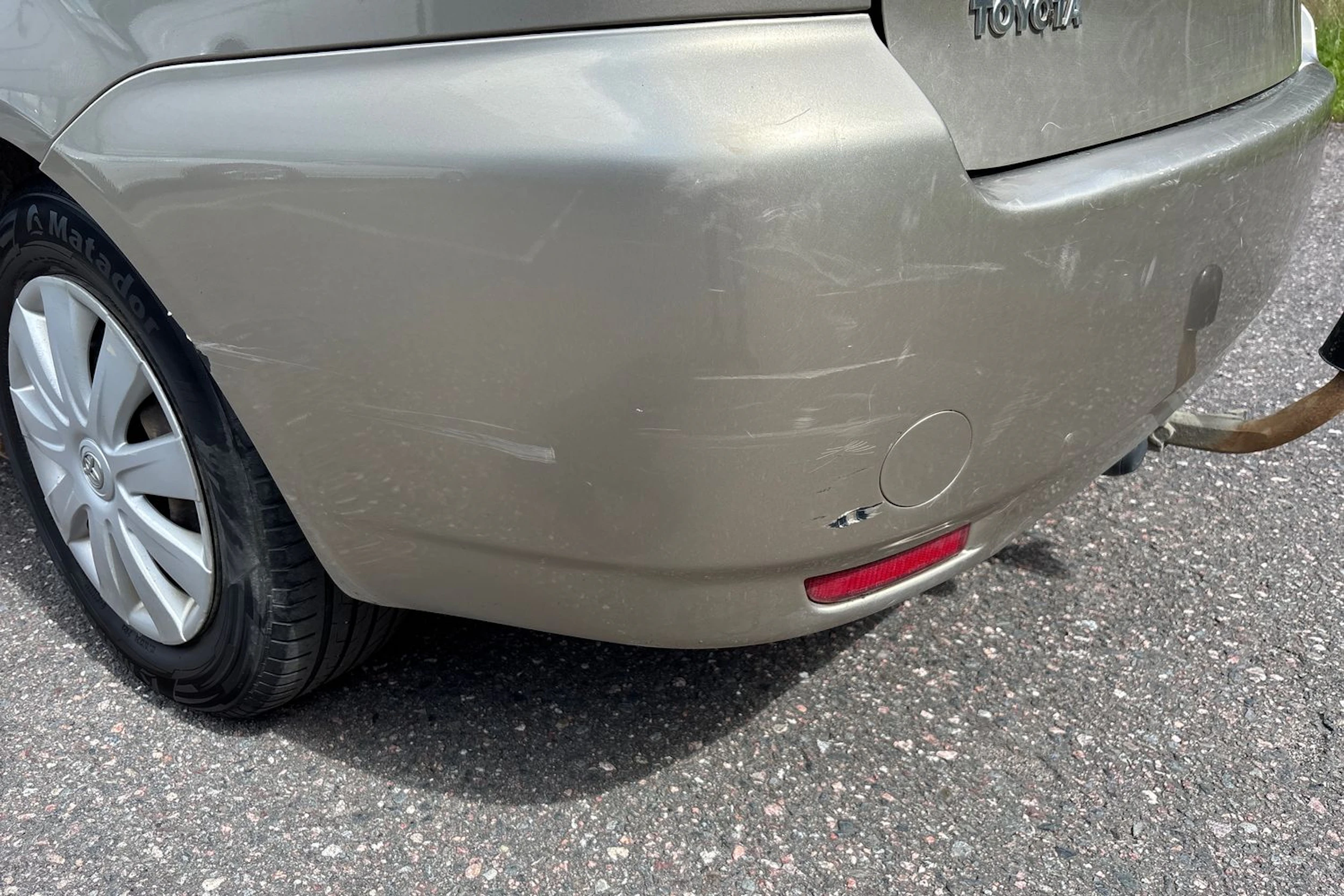 Keltainen Toyota Avensis Verso 2003 kuva 27.