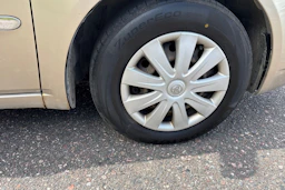 Keltainen Toyota Avensis Verso 2003 kuva 29.