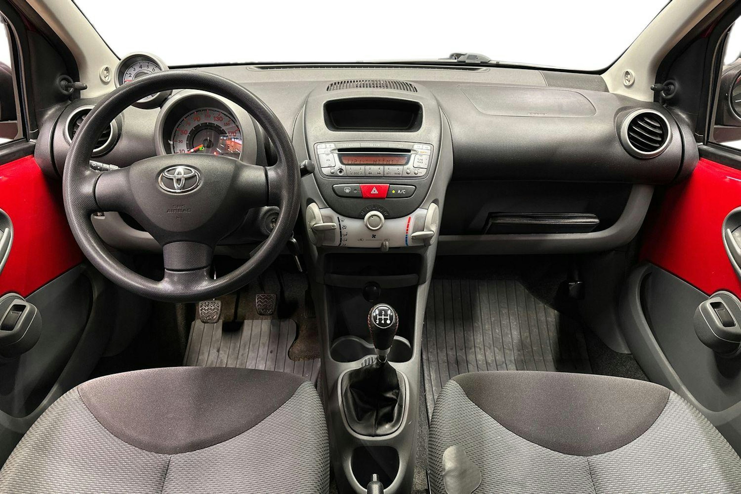 punainen Toyota AYGO 2007 kuva 7.
