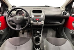 punainen Toyota AYGO 2007 kuva 7.