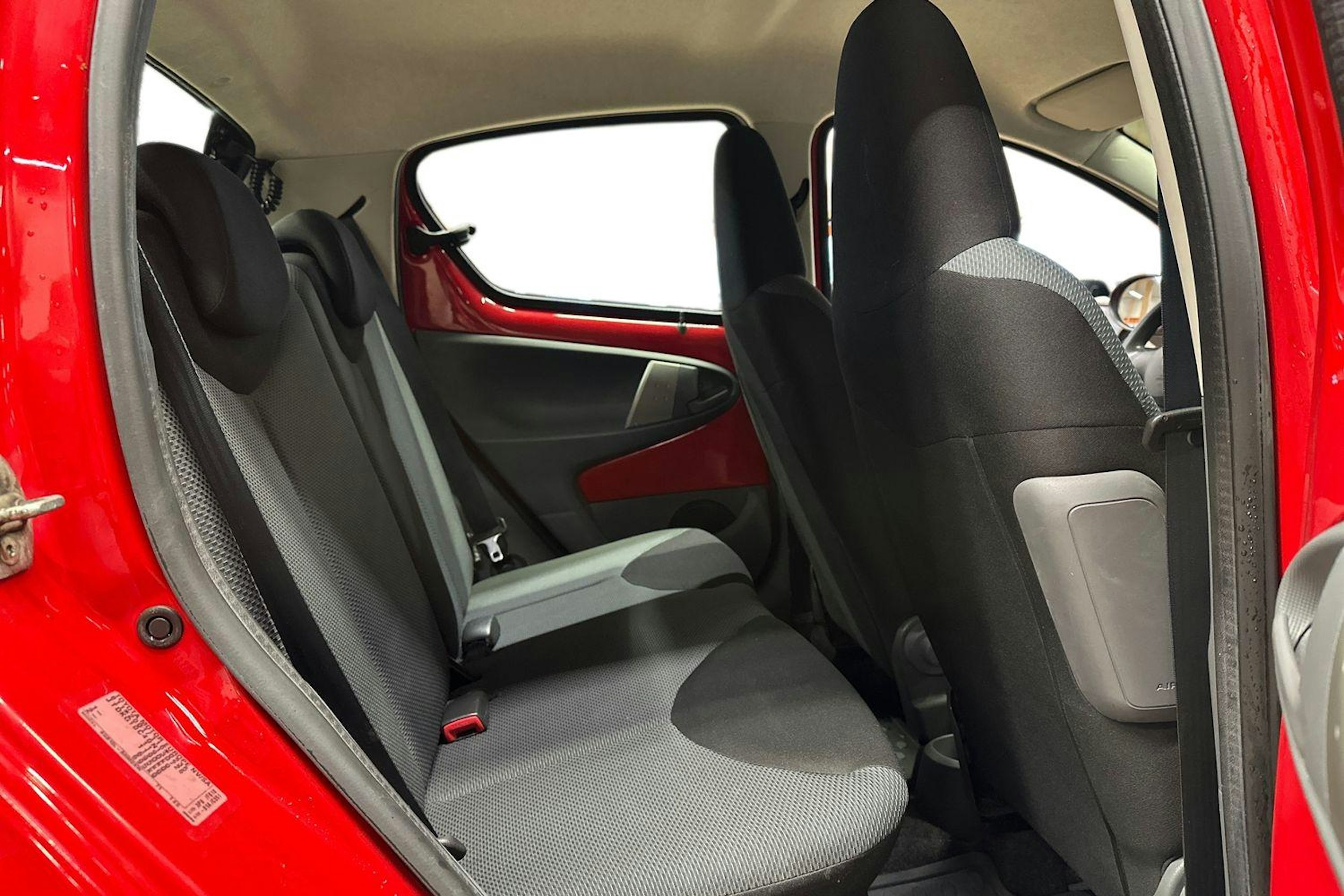 punainen Toyota AYGO 2007 kuva 8.