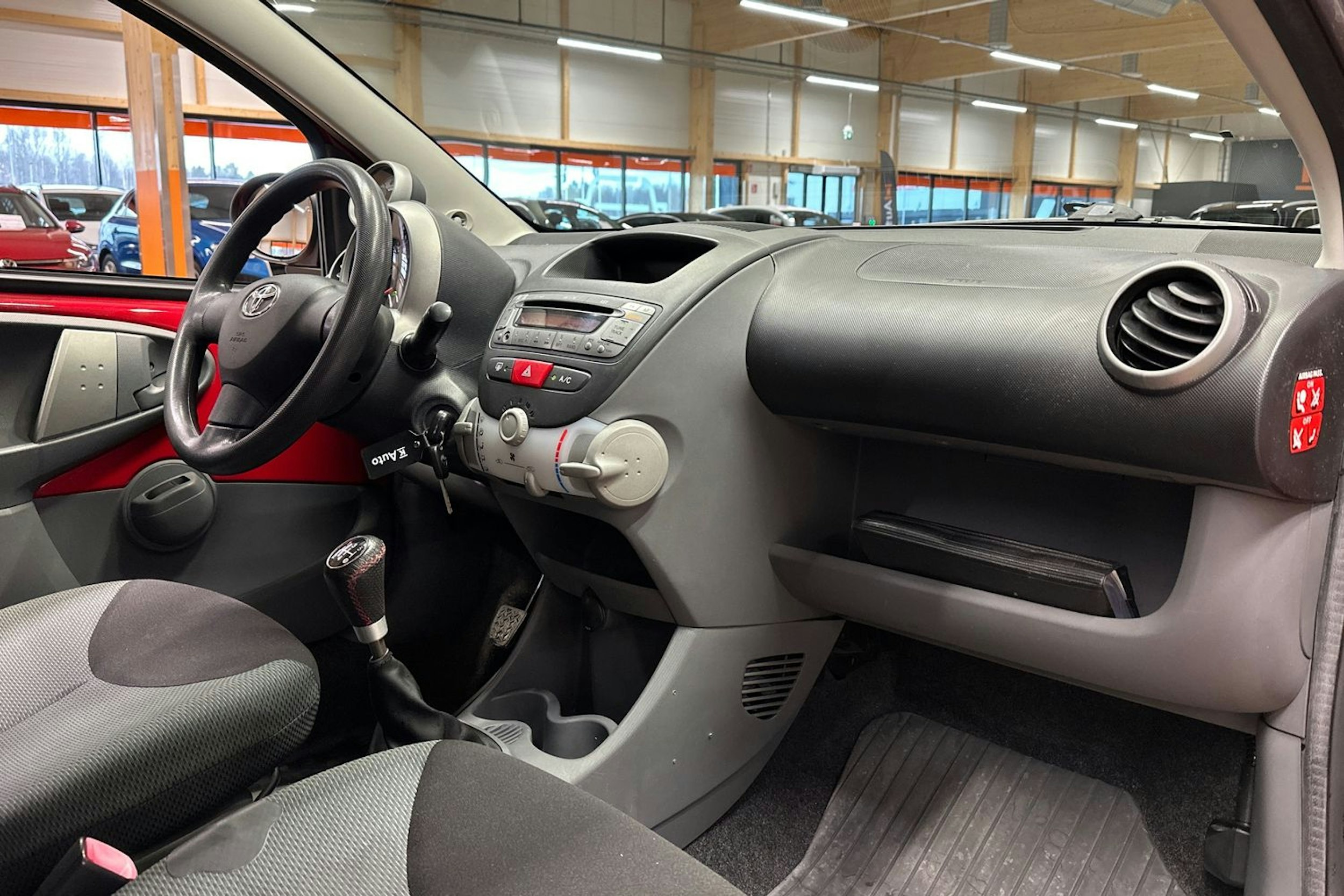 punainen Toyota AYGO 2007 kuva 11.