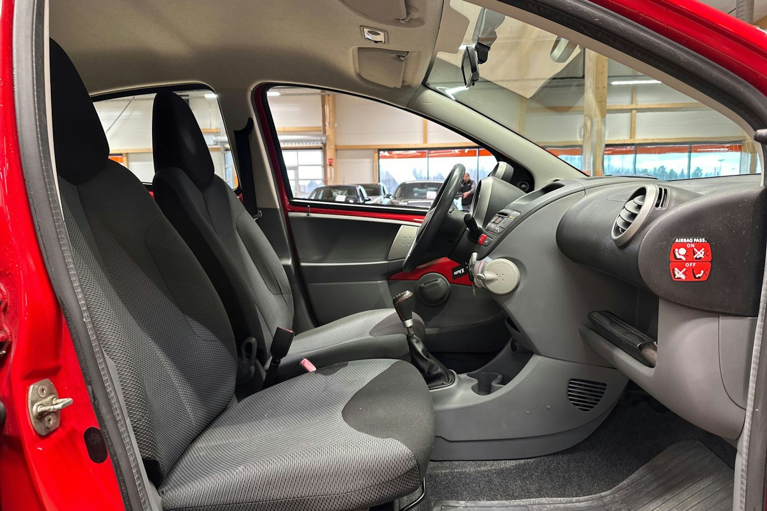 punainen Toyota AYGO 2007 kuva 12.