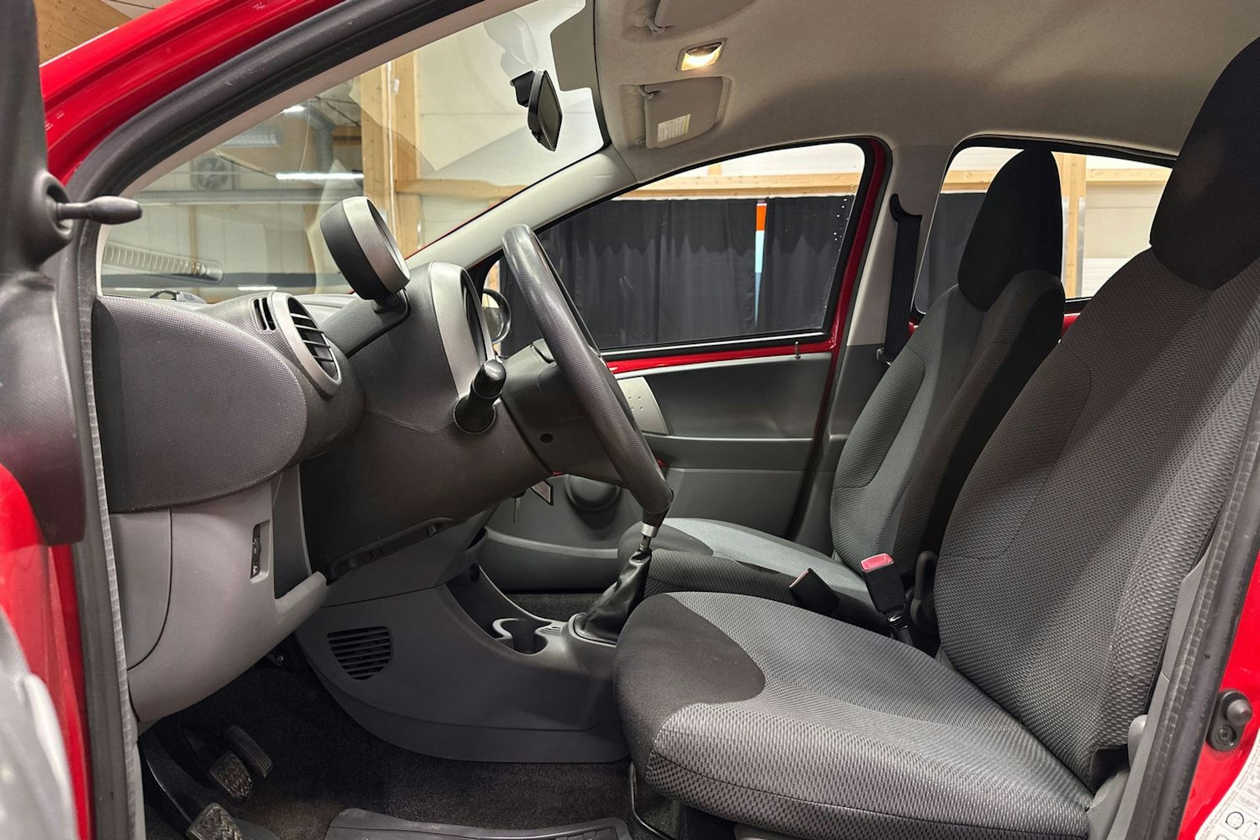 punainen Toyota AYGO 2007 kuva 13.