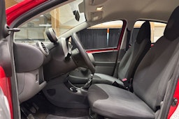 punainen Toyota AYGO 2007 kuva 13.