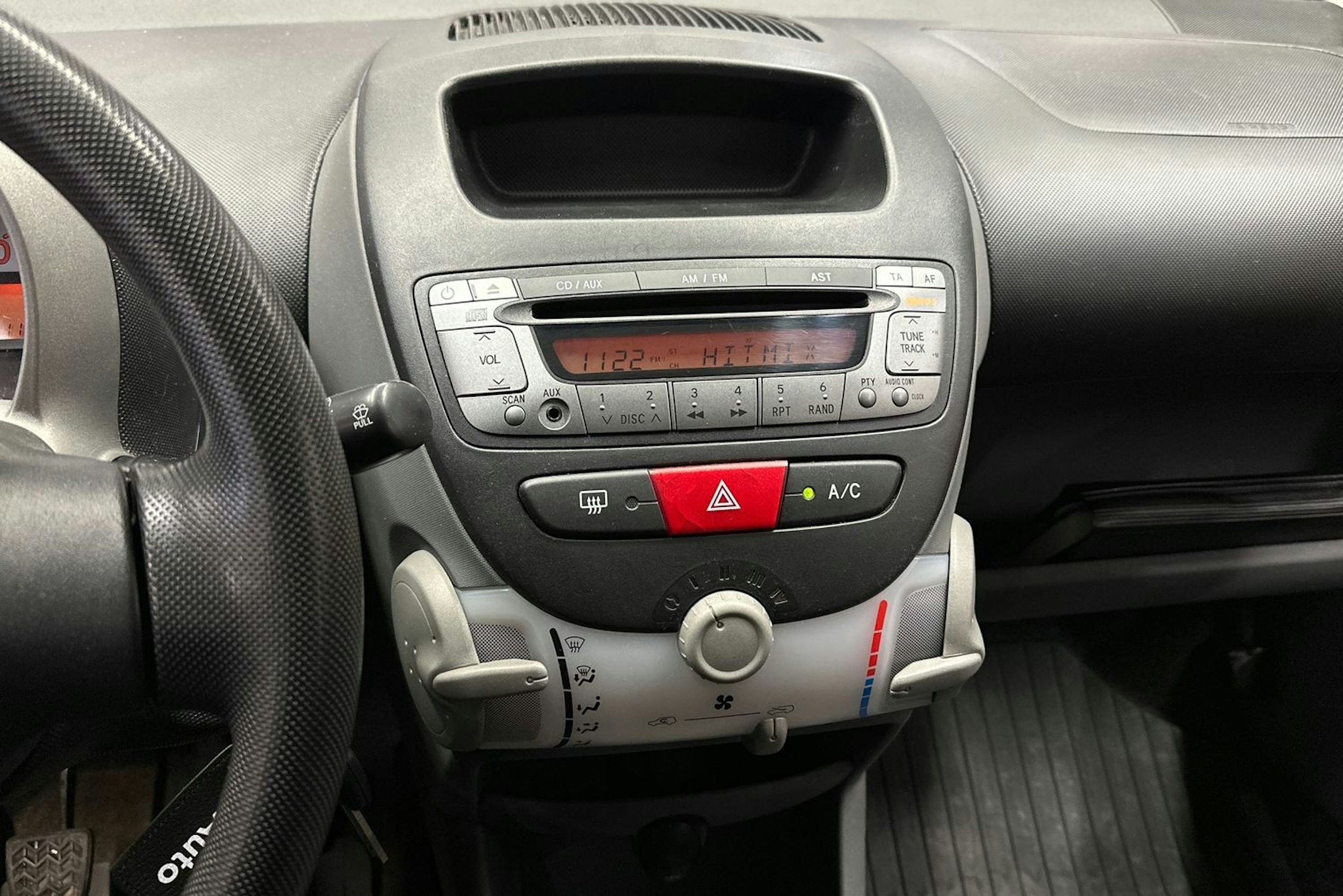punainen Toyota AYGO 2007 kuva 14.