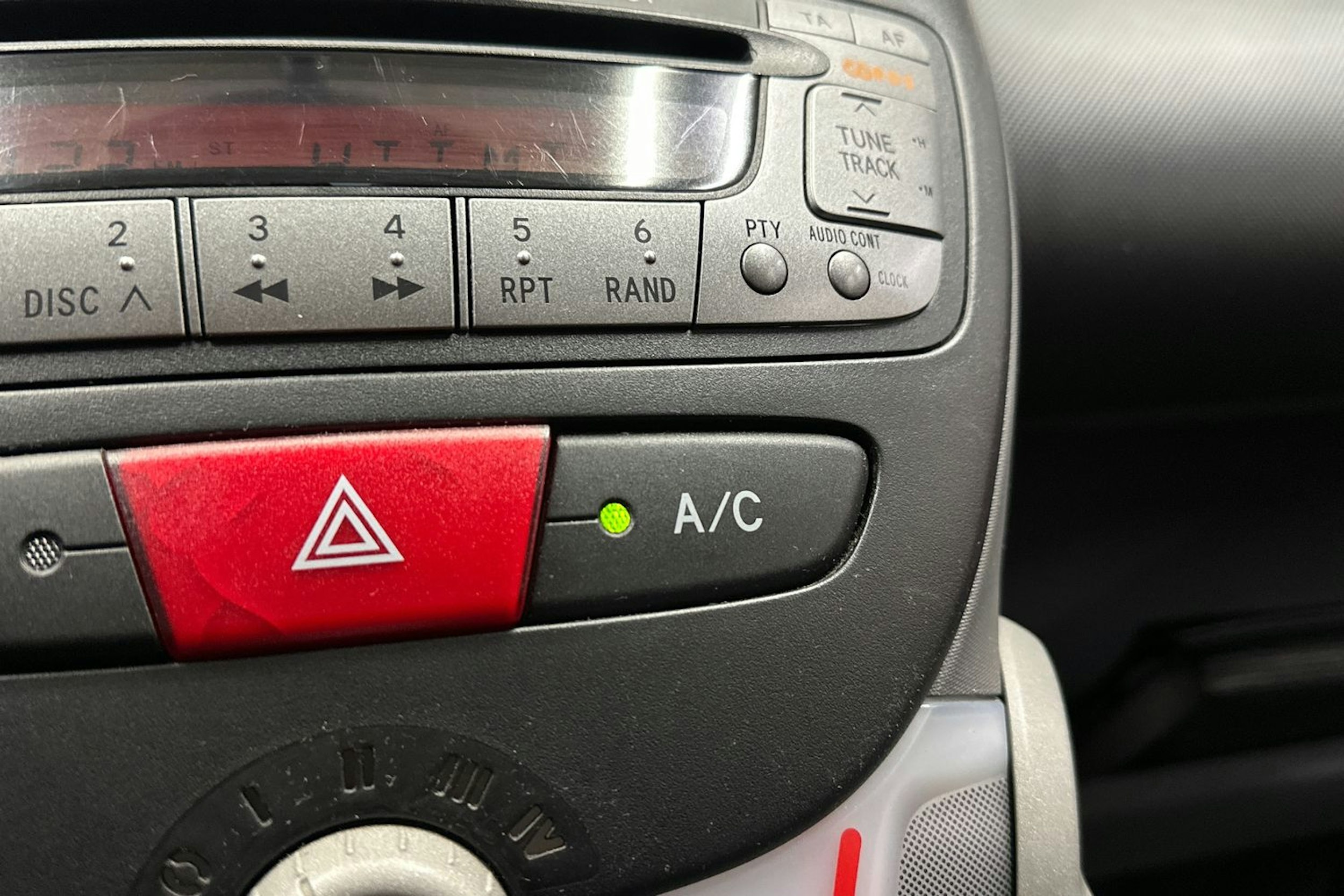 punainen Toyota AYGO 2007 kuva 15.