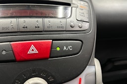 punainen Toyota AYGO 2007 kuva 15.