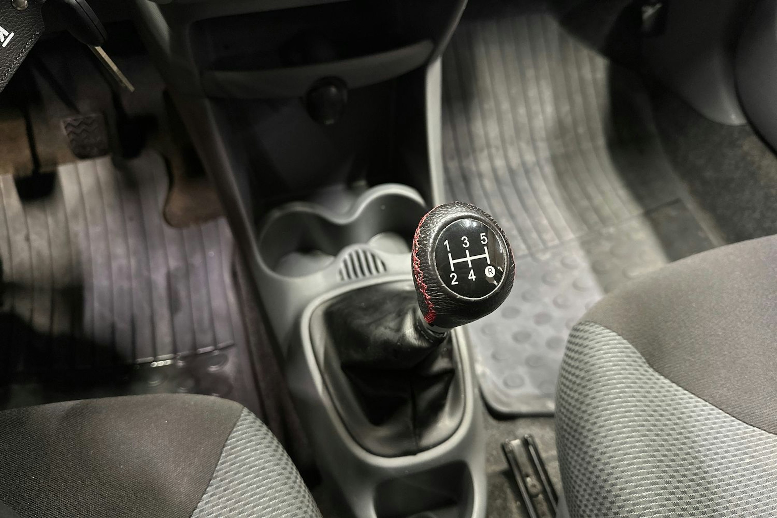 punainen Toyota AYGO 2007 kuva 16.