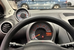 punainen Toyota AYGO 2007 kuva 17.