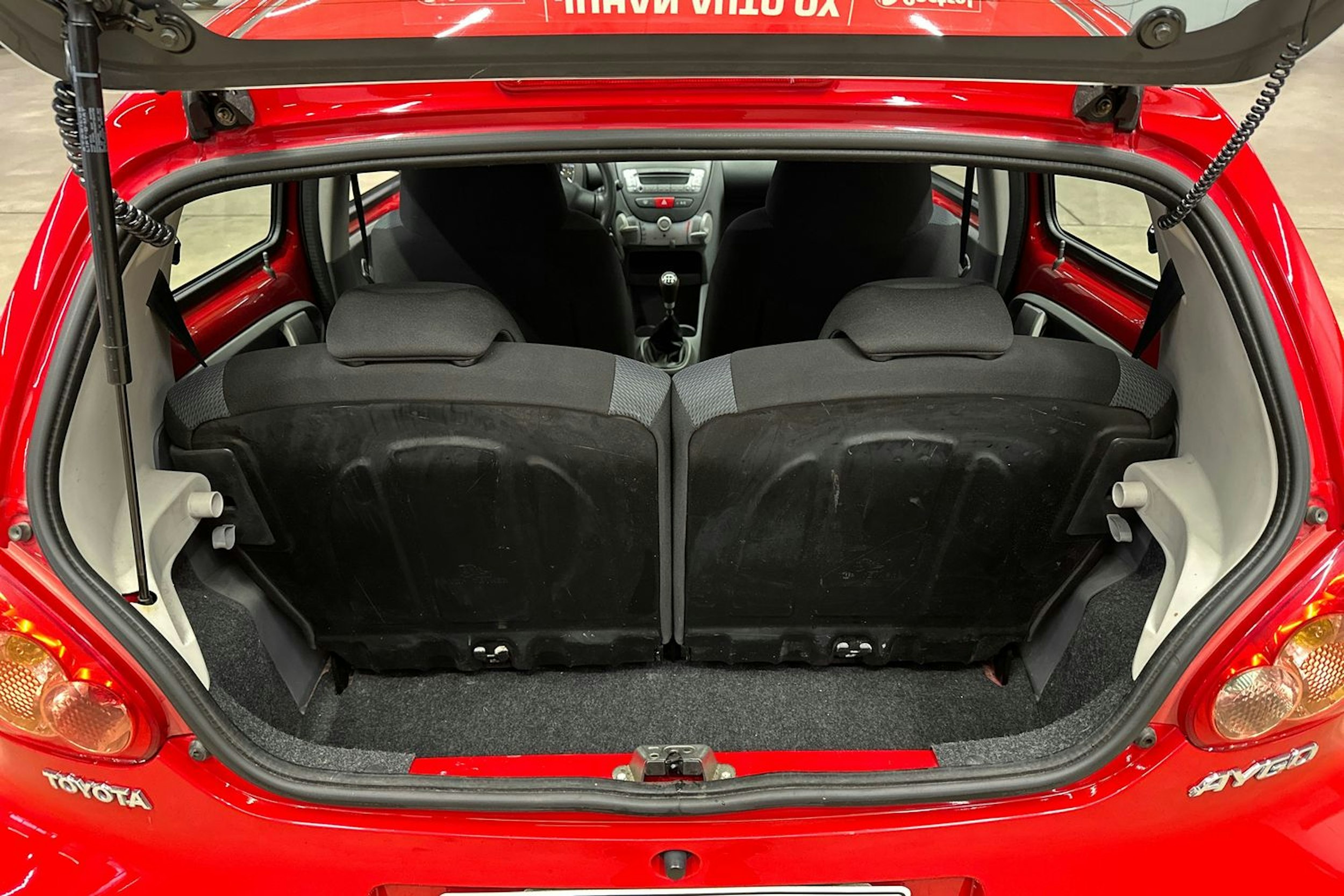 punainen Toyota AYGO 2007 kuva 20.