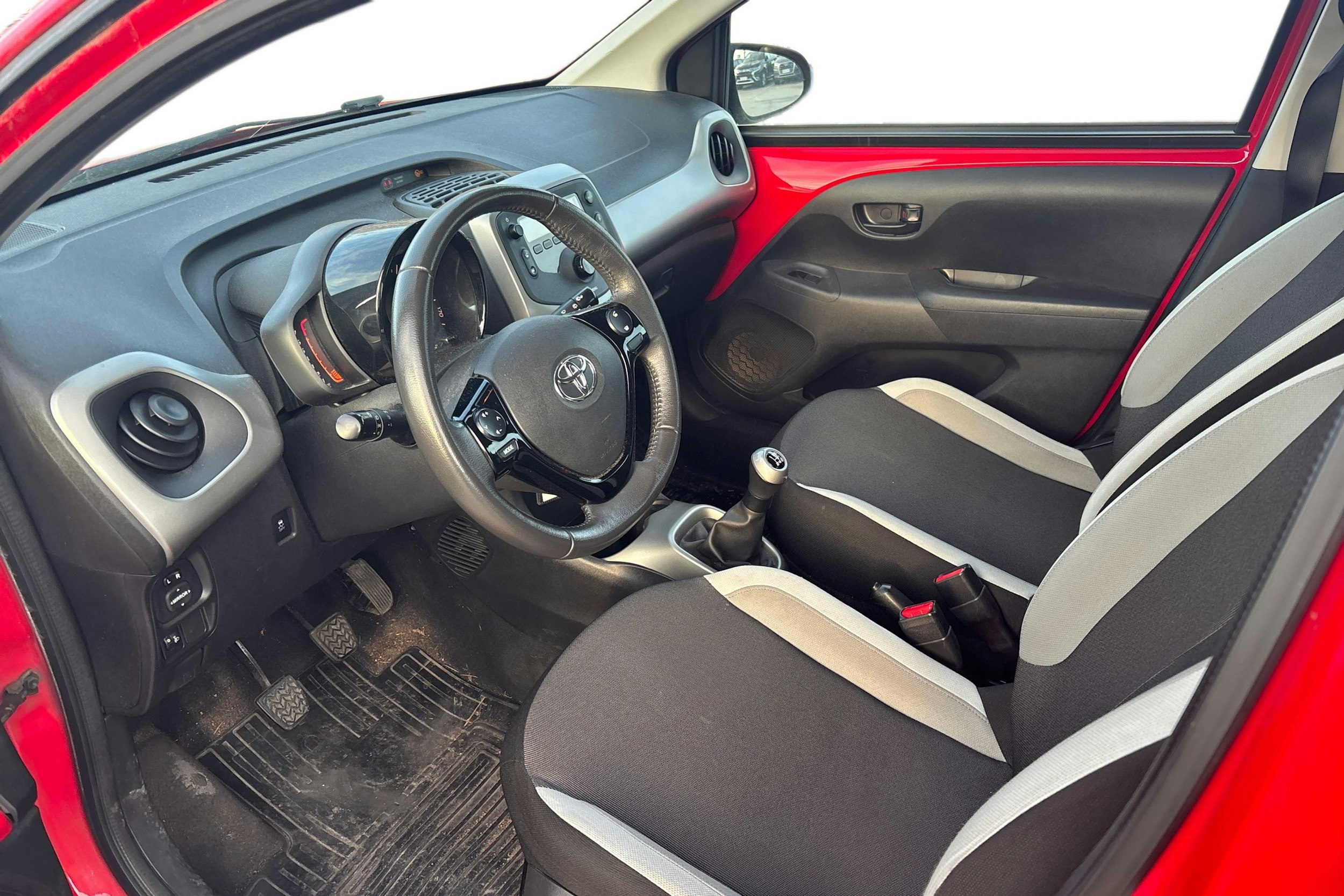 punainen Toyota AYGO 2015 kuva 3.