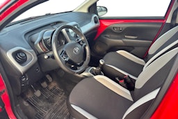 punainen Toyota AYGO 2015 kuva 3.