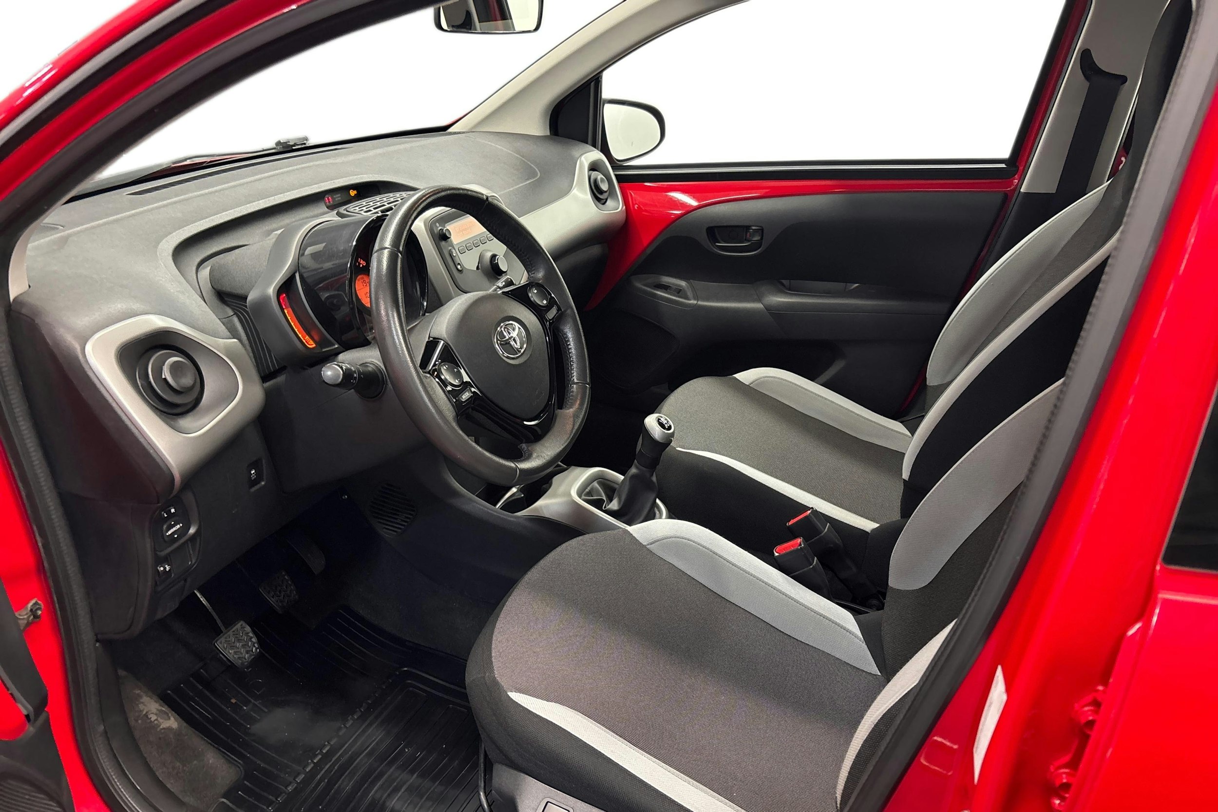 punainen Toyota AYGO 2015 kuva 7.