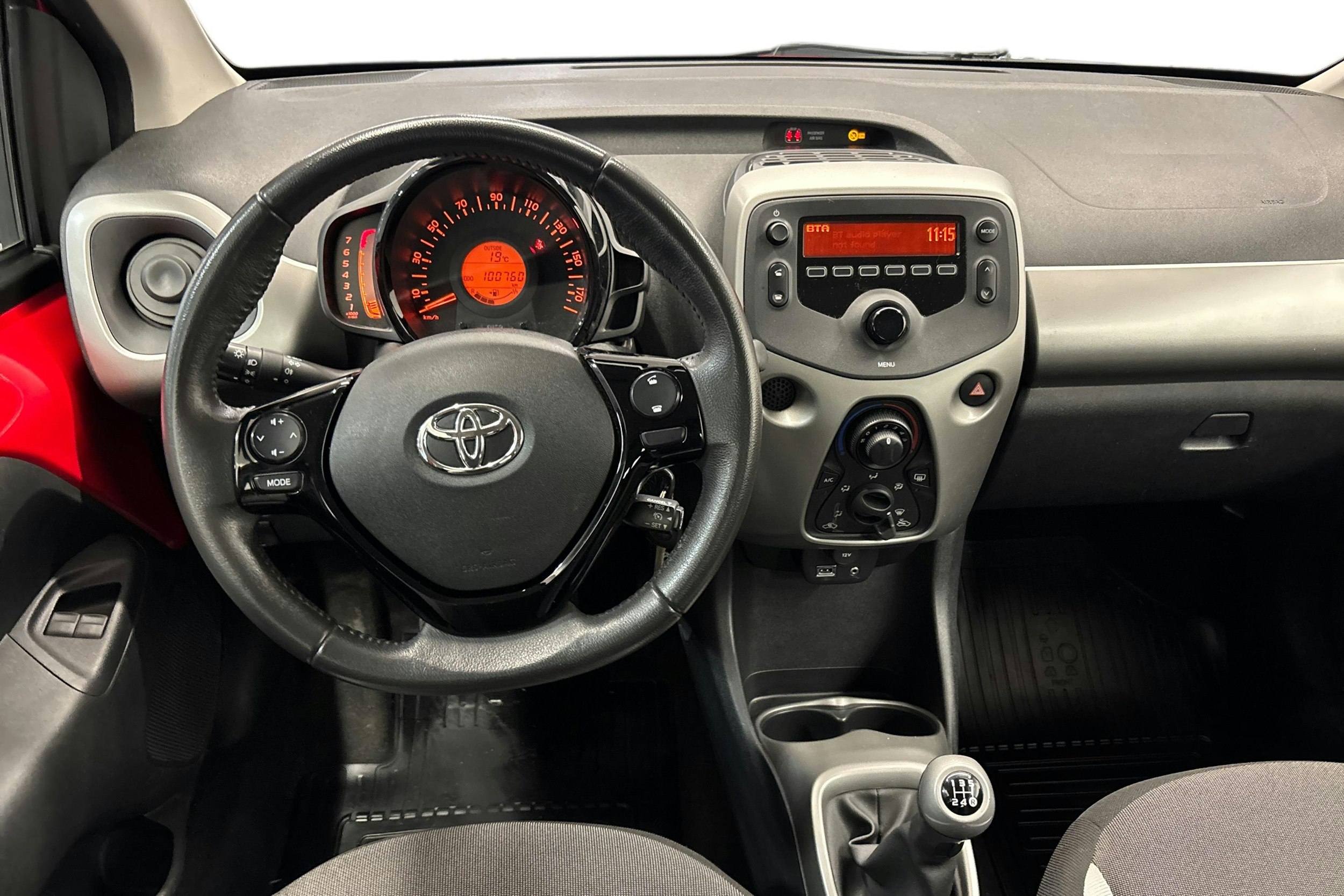 punainen Toyota AYGO 2015 kuva 9.