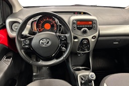 punainen Toyota AYGO 2015 kuva 9.