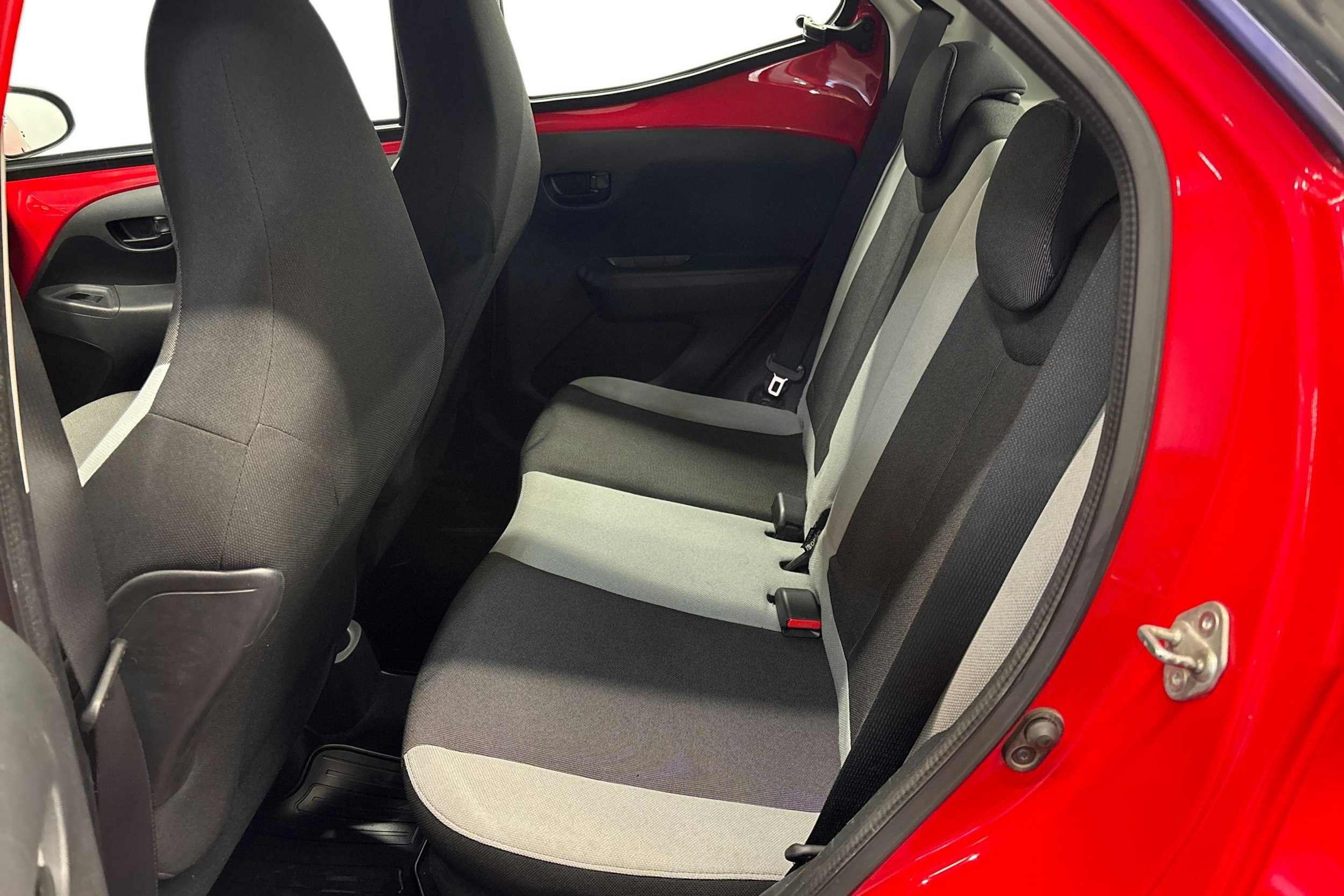 punainen Toyota AYGO 2015 kuva 10.