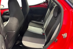 punainen Toyota AYGO 2015 kuva 10.