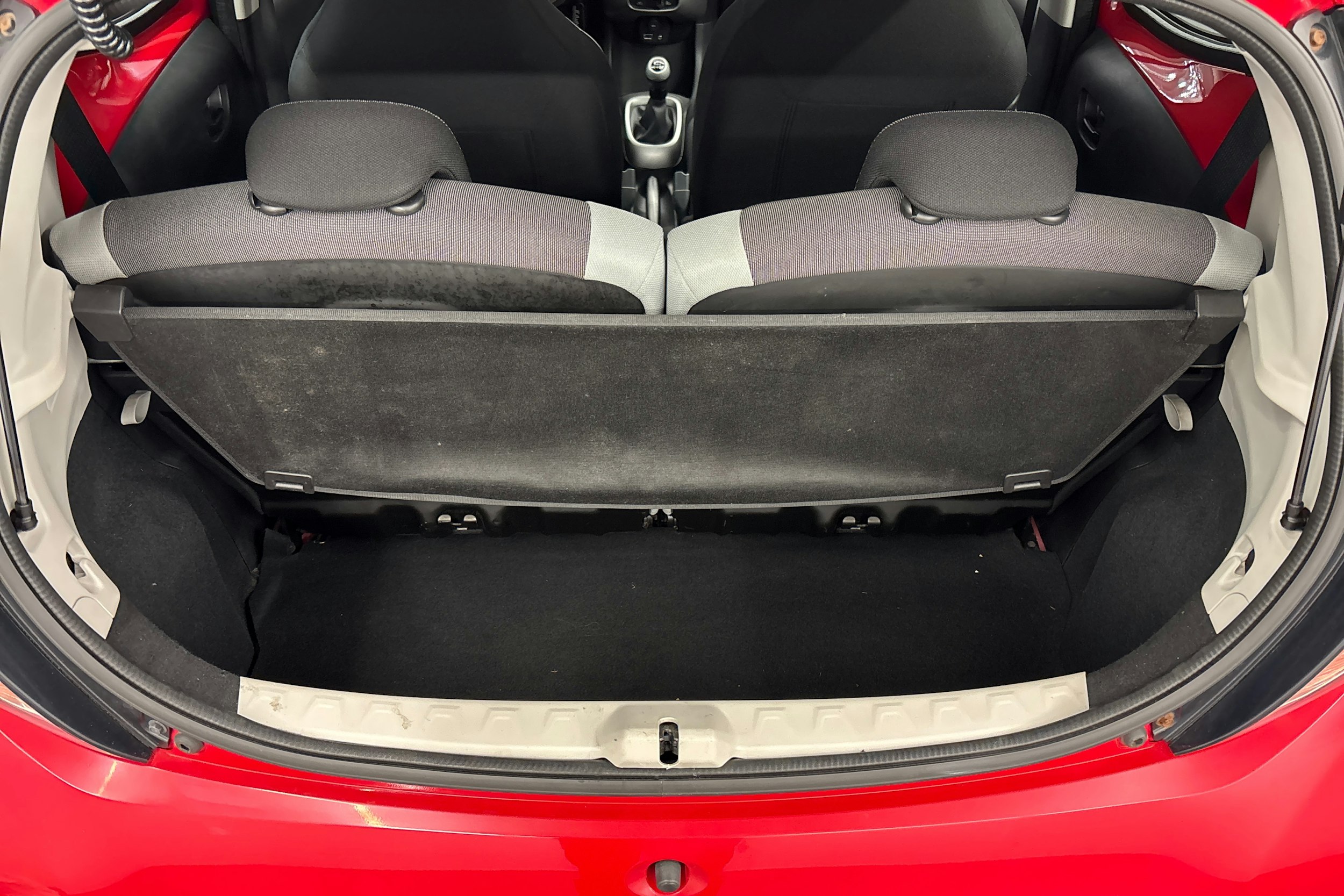 punainen Toyota AYGO 2015 kuva 14.