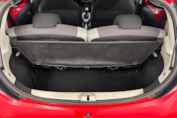 punainen Toyota AYGO 2015 kuva 14.