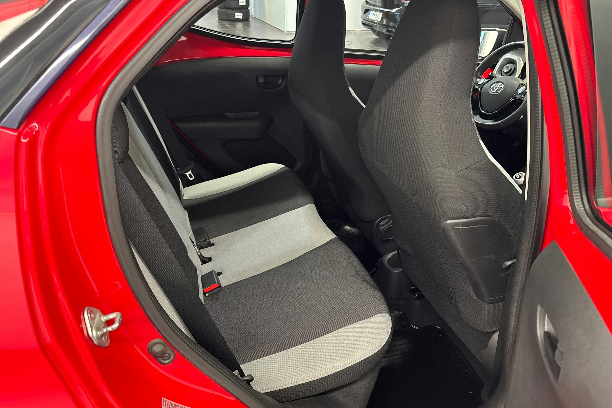 punainen Toyota AYGO 2015 kuva 15.