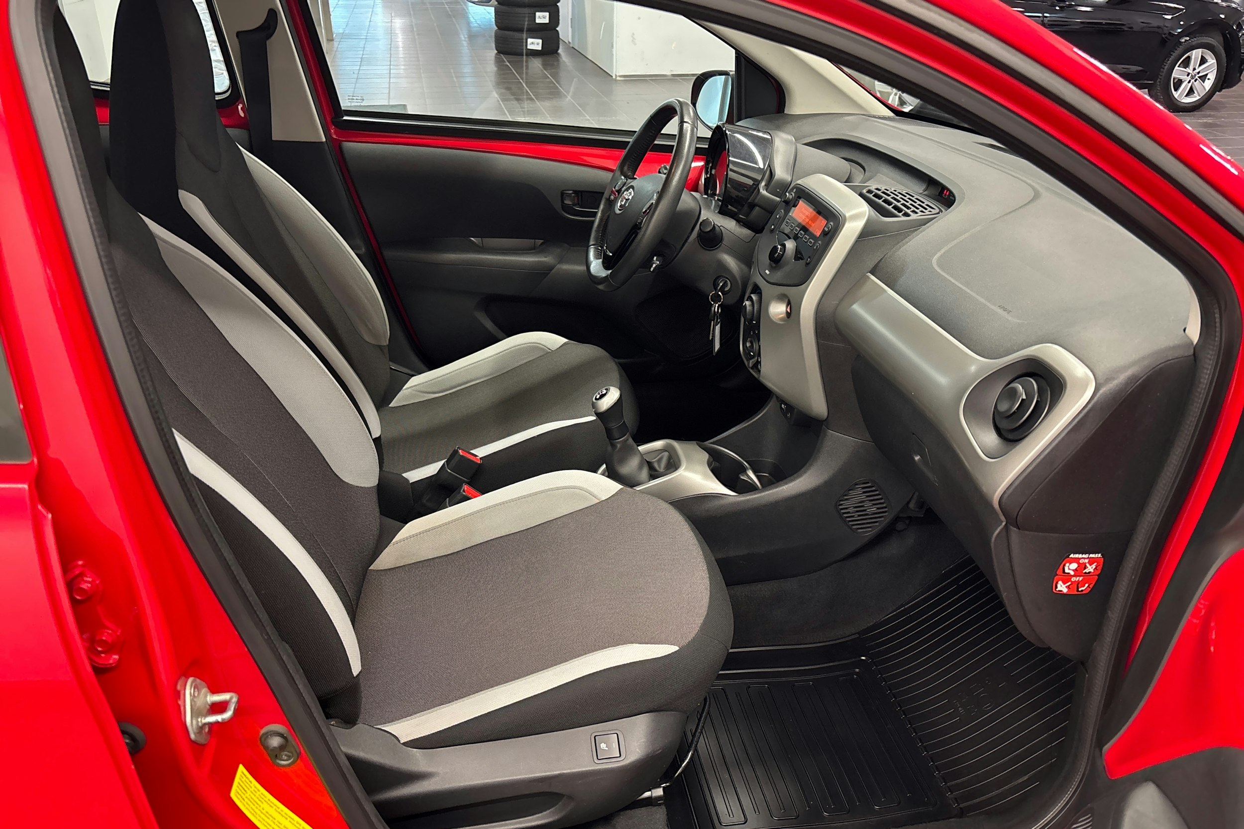 punainen Toyota AYGO 2015 kuva 16.