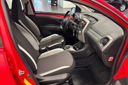 punainen Toyota AYGO 2015 kuva 16.